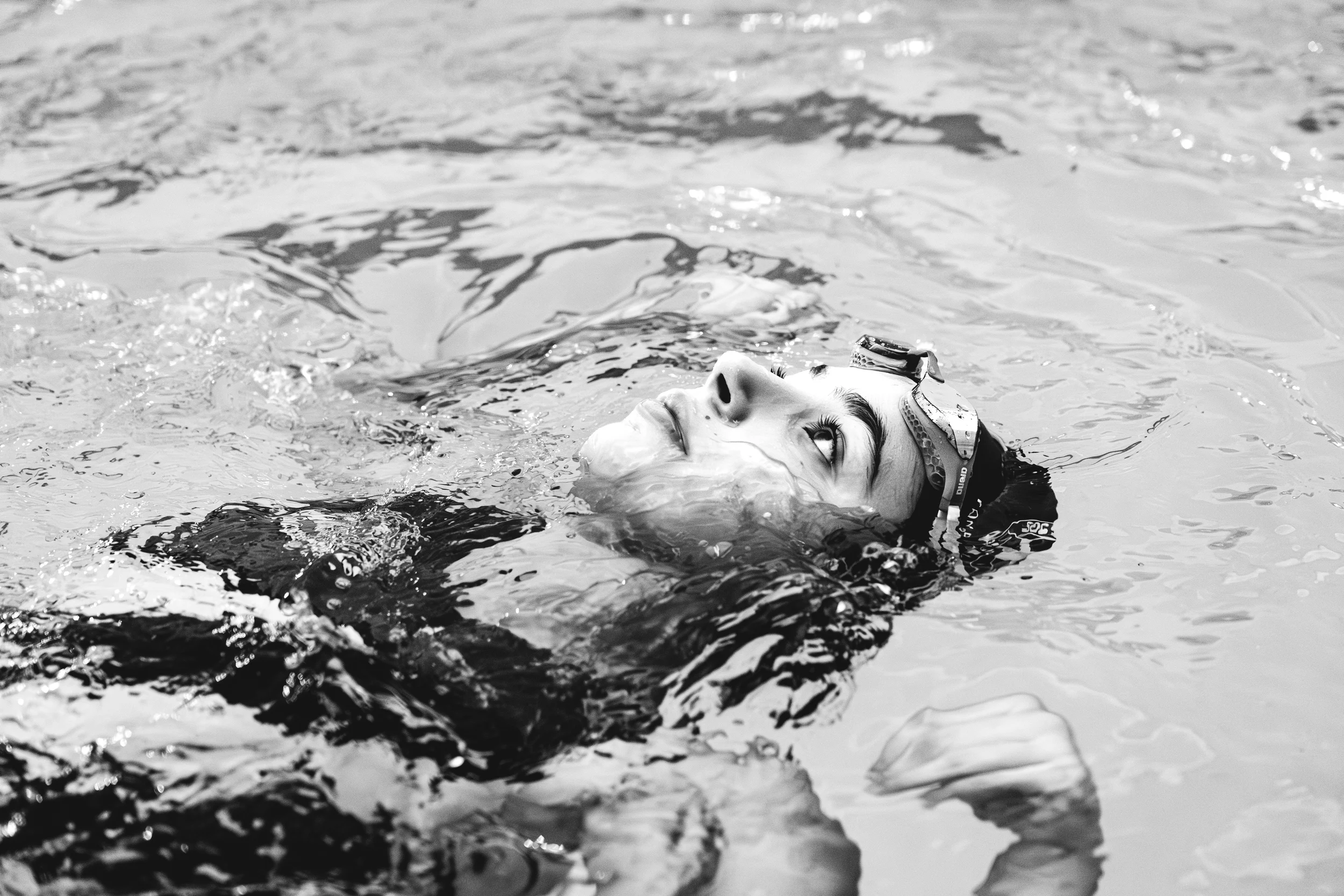 Volto che emerge dall'acqua